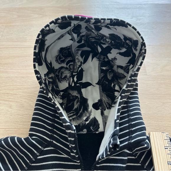 Lululemon Scuba Hoodie; Sz 6 - Picture 7 of 10